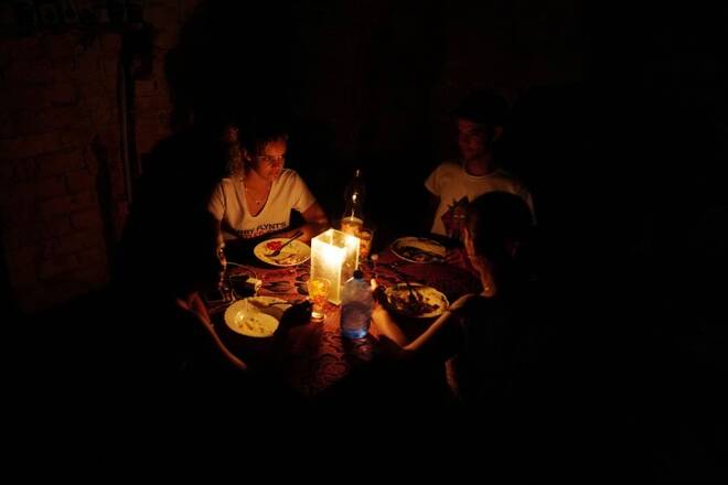 Una familia cena durante un apagón tras el paso del huracán Ian en La Habana, Cuba