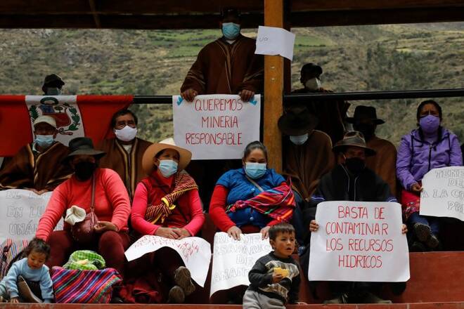Foto de archivo. Jefe de la mayor productora de cobre de Perú se reúne con manifestantes de la comunidad rural, en Aquia