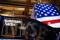 Foto de archivo del logo de Goldman Sachs y una bandera de EEUU en la Bolsa de Nueva York