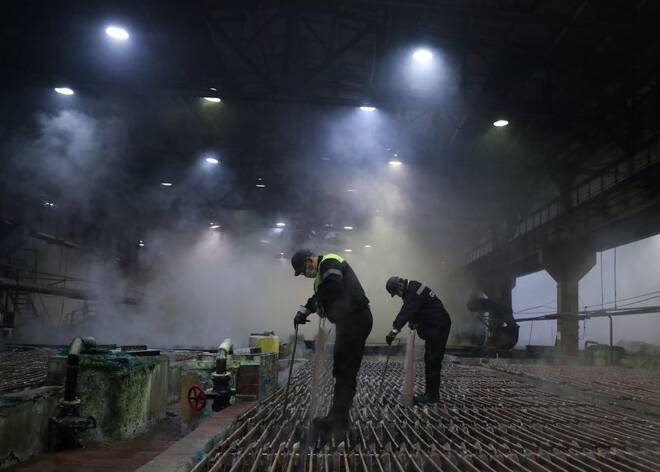 Empleados trabajan en un taller de electrólisis de cobre de la Compañía Minera y Metalúrgica de Kola (Kola MMC) en Murmansk