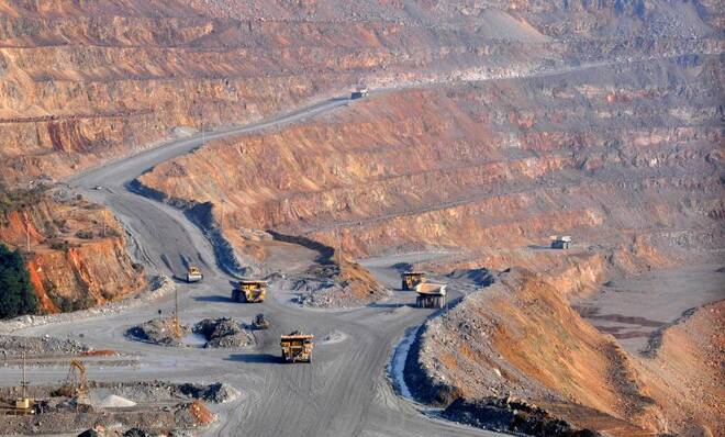 FOTO DE ARCHIVO: Se ven camiones en una mina de cobre de Jiangxi Copper en Dexing, provincia de Jiangxi
