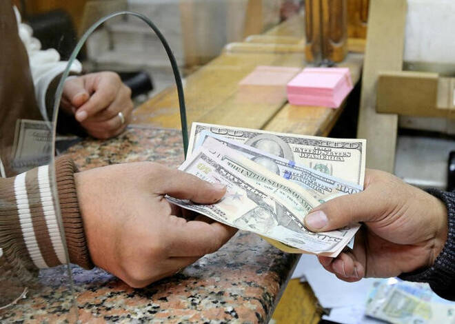 Imagen de archivo de un cliente cambiando dólares a libras egipcias en una casa de cambio en el centro de El Cairo, Egipto.