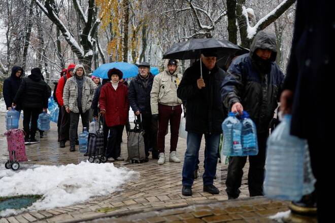 Residentes locales hacen fila para rellenar botellas con agua en Kiev
