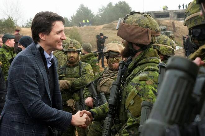 FOTO DE ARCHIVO: Primer ministro de Canadá Justin Trudeau visita miembros de las tropas canadienses en la base militar de Adazi