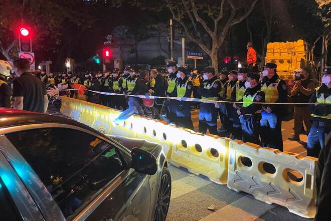Oficiales de policía se ubican detrás de las barricadas en Shanghái