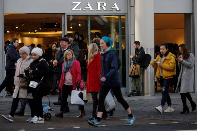 FOTO DE ARCHIVO. Compradores pasan frente a una tienda Zara en Oxford Street en Londres, Reino Unido