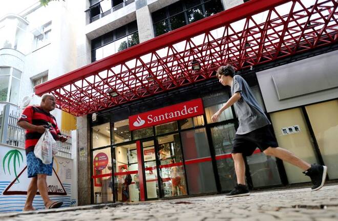 FOTO DE ARCHIVO: Gente pasa por delante de una sucursal del Banco Santander en Río de Janeiro