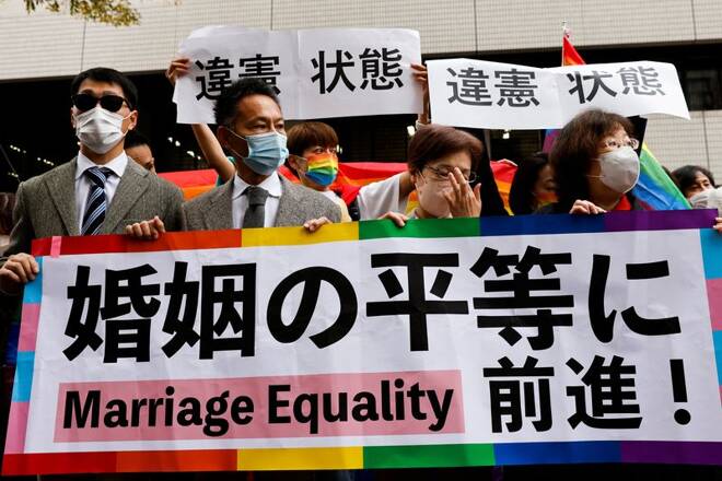 Demandantes sostienen pancartas en el exterior del tribunal tras conocer la sentencia sobre el matrimonio entre personas del mismo sexo, en Tokio, Japón