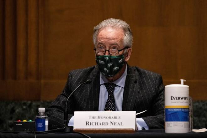 FOTO DE ARCHIVO: El representante demócrata Richard Neal habla en la audiencia del Comité de Finanzas del Senado en el Capitolio de Estados Unidos en Washington