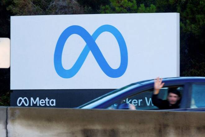 FOTO DE ARCHIVO: Un vehículo pasa por delante del letrero de Meta, fuera de la sede de la empresa matriz de Facebook, Meta Platforms Inc, en Mountain View
