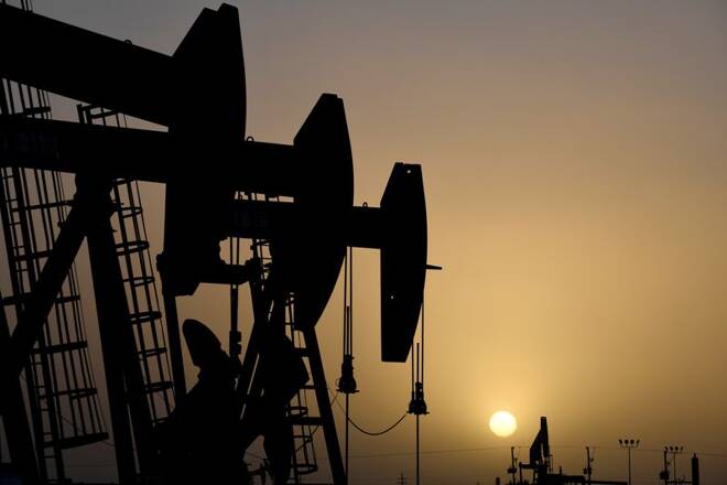 FOTO DE ARCHIVO: Balancines petroleros operan al atardecer en Midland, Texas