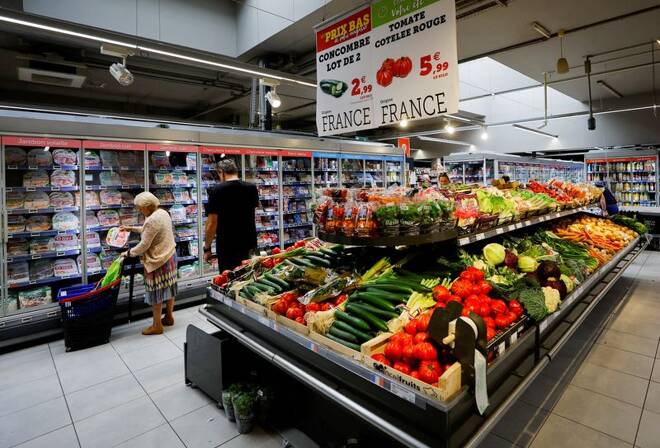 FOTO DE ARCHIVO: Un cliente en un supermercado en Niza