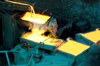 Foto de archivo ilustrativa de un trabajador en la refinería de cobre de la mina Ventana de Codelco en Chile