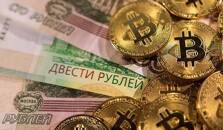 Ilustración fotografica con rublos y bitcoines.