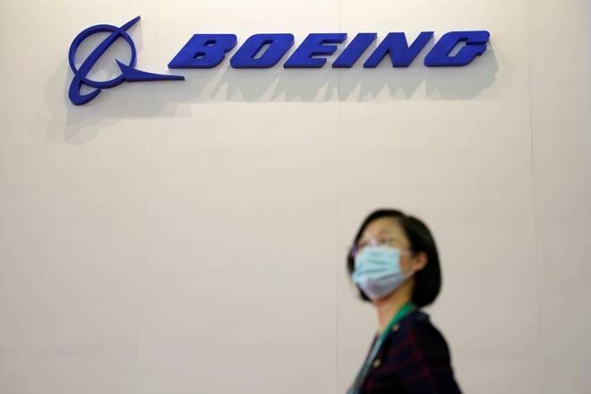 FOTO DE ARCHIVO: Una mujer pasa junto a un logotipo de Boeing en la Exposición Internacional de Aviación y Aeroespacial de China