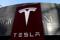 El logotipo del fabricante de vehículos eléctricos Tesla cerca de un complejo comercial en Pekín