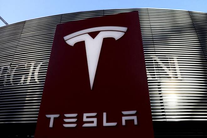 El logotipo del fabricante de vehículos eléctricos Tesla cerca de un complejo comercial en Pekín