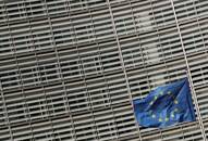 Una bandera de la Unión Europea ondea frente a la sede de la Comisión Europea en Bruselas