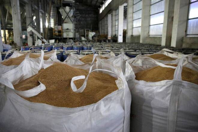 Imagen de archivo de sacos de ingredientes de pienso dentro de una planta de producción de alimentos de New Hope Liuhe en Xichang