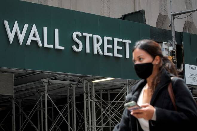 FOTO DE ARCHIVO. Un cartel de Wall Street cerca de la Bolsa de Valores de Nueva York (NYSE) en la ciudad de Nueva York