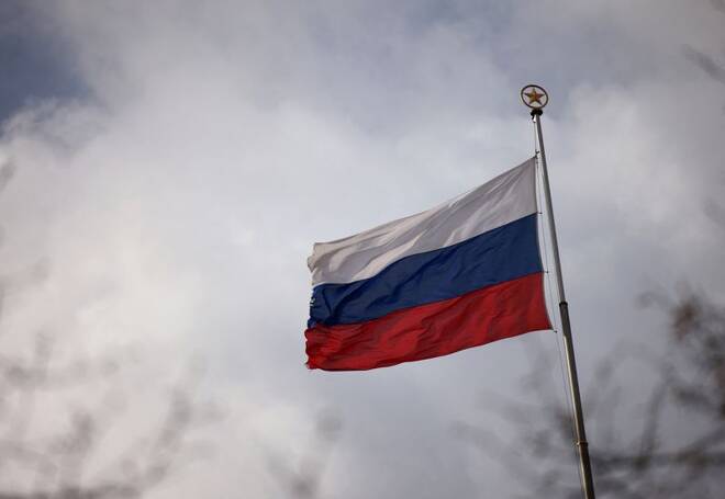 Imagen de archivo de la bandera de Rusia ondenado en la embajada de Rusia en Berlín