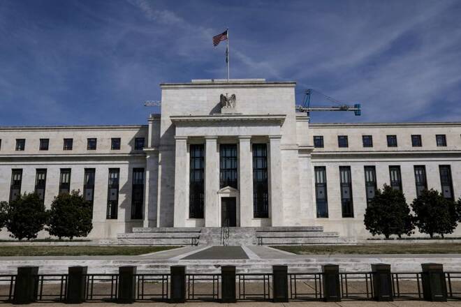 FOTO DE ARCHIVO: El edificio de la Reserva Federal en la Avenida de la Constitución es fotografiado en Washington, Estados Unidos.