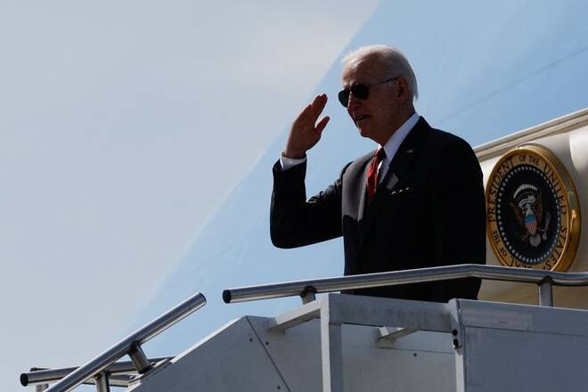 IMAGEN DE ARCHIVO. El presidente de Estados Unidos, Joe Biden, saluda al abordar el Air Force One para regresar a Washington, enla Base Maxwell de la Fuerza Aérea, Alabama, EEUU