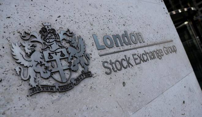 Imagen de archivo de un letrero en la entrada de la Bolsa de Valores de Londres en Londres