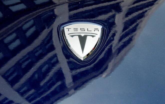 Foto de archivo ilustrativa del logo de Tesla Motors en un auto