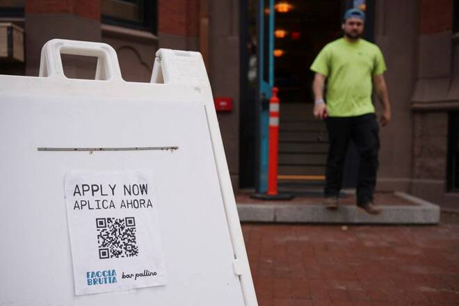 FOTO DE ARCHIVO-Un cartel de "Apply Now" (Postula ahora) en Boston.