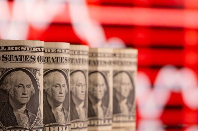 FOTO DE ARCHIVO-Billetes de un dólar de Estados Unidos delante de un gráfico