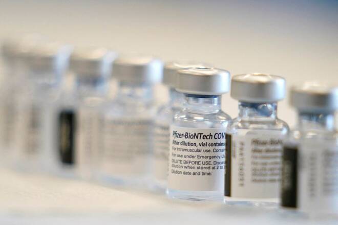 Imagen de archivo de viales de vacunas contra el COVID-19 durante su preparación para abrirlas en un centro de vacunación masiva en el distrito de Queens en Nueva York