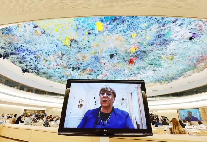 Michelle Bachelet, Alta Comisionada de las Naciones Unidas para los Derechos Humanos, aparece en una pantalla durante su discurso en video ante la sesión especial del Consejo de Derechos Humanos sobre la situación de los derechos humanos en Ucrania, en las Naciones Unidas, en Ginebra, Suiza