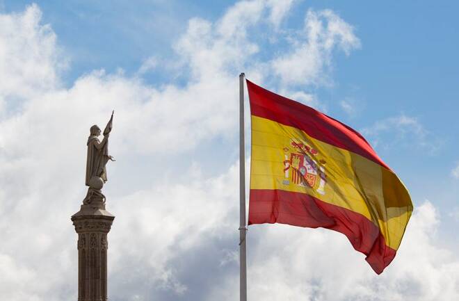 Una vista de la estatua de Cristóbal Colón y una bandera española en la Plaza Colón en Madrid