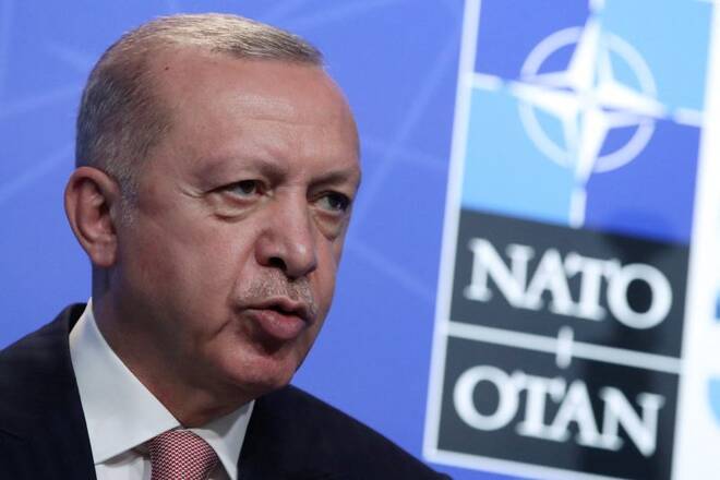 El presidente de Turquía, Tayyip Erdogan, ofrece una rueda de prensa durante la cumbre de la OTAN en la sede de la Alianza en Bruselas