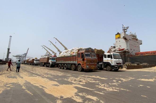 Camiones cargados con trigo esperan para su descarga en un puerto en Kandla