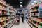 IMAGEN DE ARCHIVO. Personas compran en un supermercado en el norte de St. Louis, Misuri, EEUU