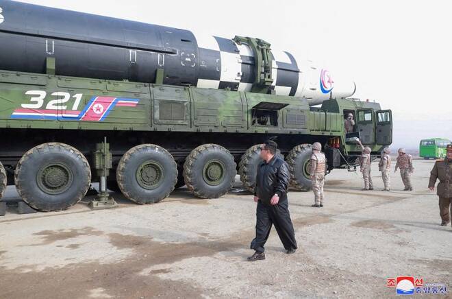 FOTO DE ARCHIVO: El líder norcoreano Kim Jong Un camina junto a (según los medios estatales) el misil balístico intercontinental (ICBM) "Hwasong-17" en su vehículo de lanzamiento