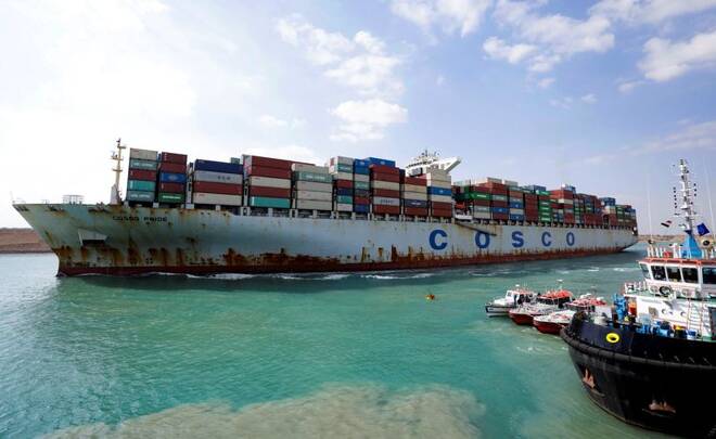 FOTO DE ARCHIVO. Un contenedor de la China Ocean Shipping Company (COSCO) avanza por el Canal de Suez en Egipto