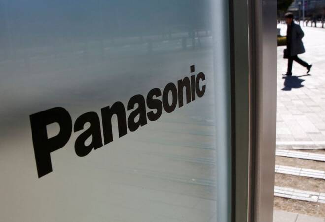 IMAGEN DE ARCHIVO. Un hombre camina cerca de un logo de Panasonic Corp en un Centro Panasonic en Tokio, Japón