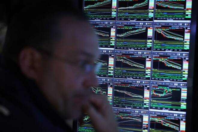 Un operador mira las cotizaciones en las pantallas de la Bolsa de Nueva York, EEUU.