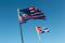 Foto de archivo de las banderas de EEUU y Cuba fuera de un hotel en La Habana