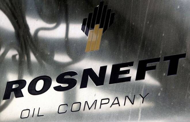 Foto de archivo del logo de Rosneft en las oficinas de la empresa en Moscú