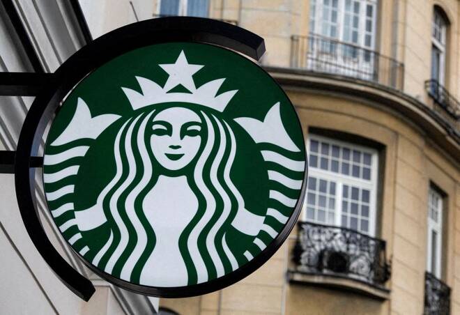 El logo de Starbucks fuera de una cafetería de Starbucks en Varsovia