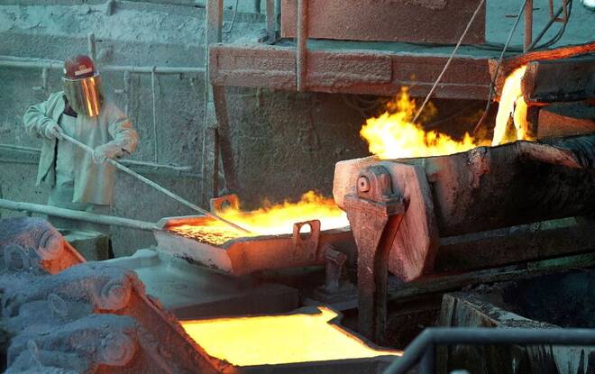 FOTO DE ARCHIVO. Un operador trabaja en una refinería de cobre en Ventanas, Chile