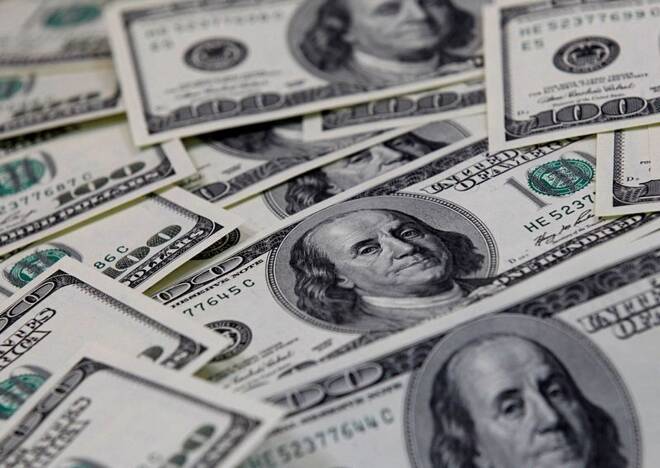 FOTO DE ARCHIVO: Billetes estadounidenses de cien dólares se ven en esta ilustración fotográfica