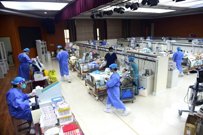 Foto del miércoles de trabajadores de salud atendiendo pacientes con COVID en un hospital en Cangzhou, en la provincia china de Hebei