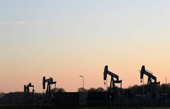 FOTO DE ARCHIVO: Balancines petroleros de Wintershall DEA son fotografiados en Emlichheim cerca de la ciudad norteña alemana de Meppen