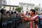 FOTO DE ARCHIVO: Un manifestante se enfrenta a la policía antidisturbios en medio de las protestas contra el gobierno tras la destitución del expresidente de Perú Pedro Castillo, en Lima