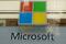 Foto de archivo del logo de Microsoft en una tienda de la compañía en Manhattan